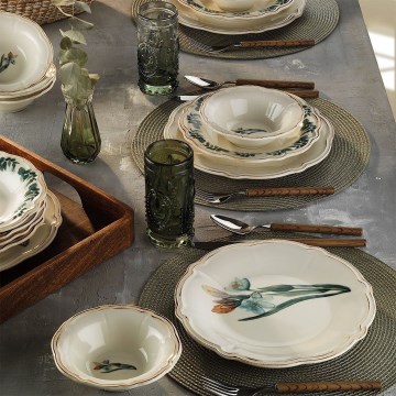 18-dielna pestrofarebná jedálenská súprava z porcelánu