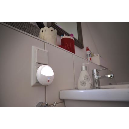 Brennenstuhl - LED Orientačné svietidlo so senzorom do zásuvky LED/0,85W/230V