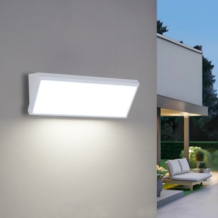 Brilagi - LED Vonkajšie nástenné svietidlo so senzorom TRIANGLE LED/42W/230V 45 cm biela IP65