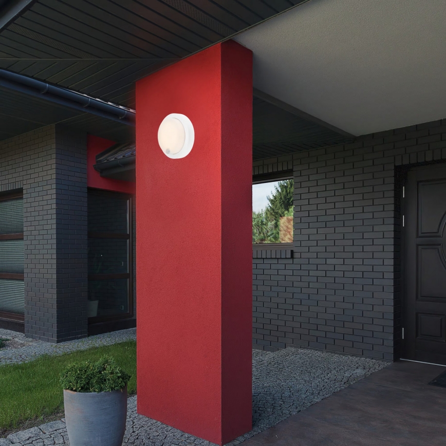 Brilo - LED nabíjacie vonkajšie nástenné svietidlo s pohybovým senzorom LED/4W/5V 4400 mAh IP44 biela