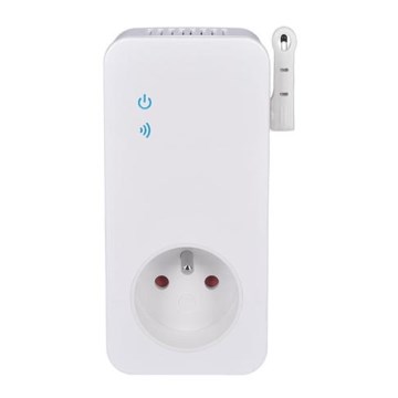 Biela zásuvka s inteligentnou funkciou je zapojená do elektrickej siete. Má zabudované tlačidlo a ikony Wi-Fi. Vedľa je pripojená malá anténa.