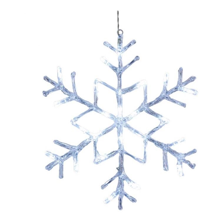 Svietiaca snehová vločka visí na bielom pozadí. Je zložená z priehľadného materiálu s integrovanými svetlami. Vločka má šesť ramien s jemnými detailmi.