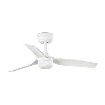 Biely stropný ventilátor s tromi lopatkami sa nachádza na bielom pozadí. Ventilátor je pripevnený k stropu a jeho lopatky sú vodorovne rozložené.