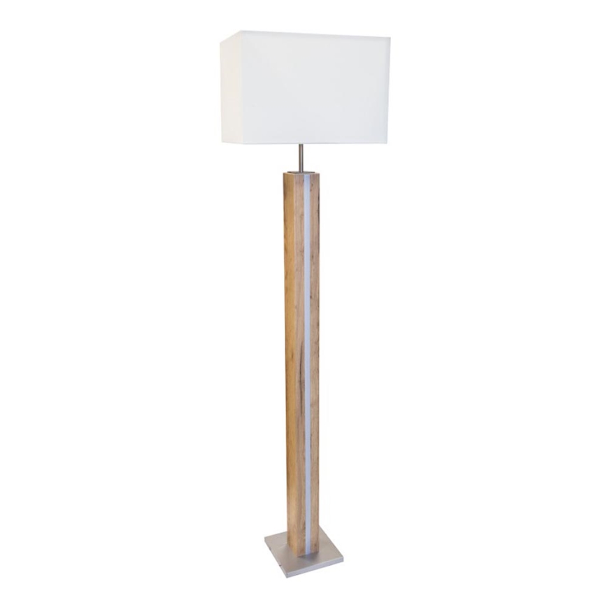 Stojacia lampa s bielym obdĺžnikovým tienidlom stojí na drevenom podstavci s kovovou vložkou na bielom pozadí.