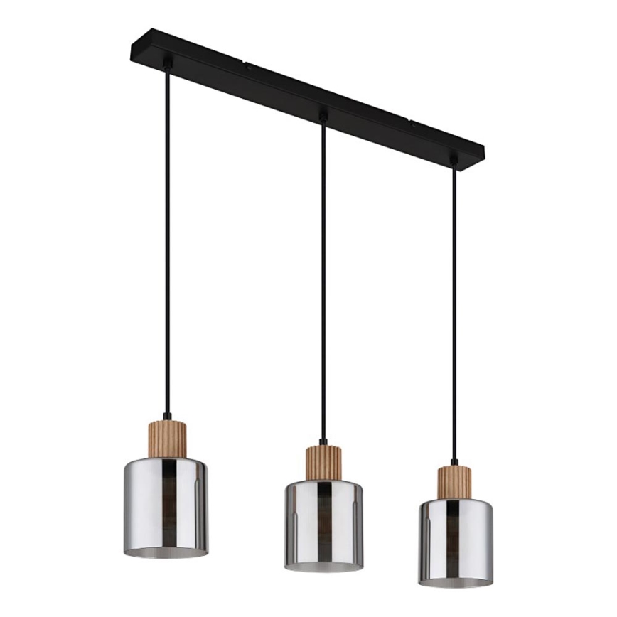 Trojité závesné svietidlo s kovovou čiernou lištou visí zhora. Tri zrkadlové valcovité tienidlá s drevenými prvkami na kábloch osvetľujú priestor.