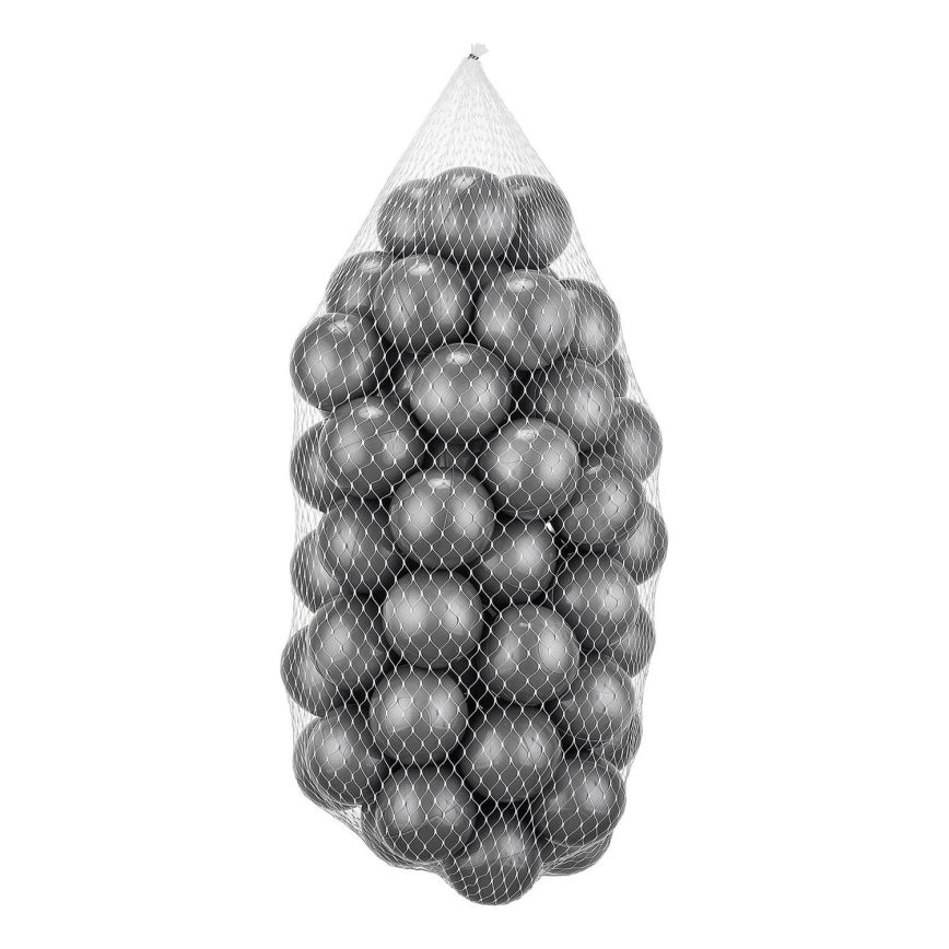 V sieťovanom vrecku je nahromadených mnoho tmavých guličiek. Vrecko visí. Biele pozadie.