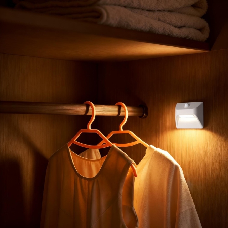 Nabíjateľné LED schodiskové svietidlo so snímačom pohybu a súmraku STEP LIGHT LED/0,3W/3,7V 2200 mAh IP53 biela