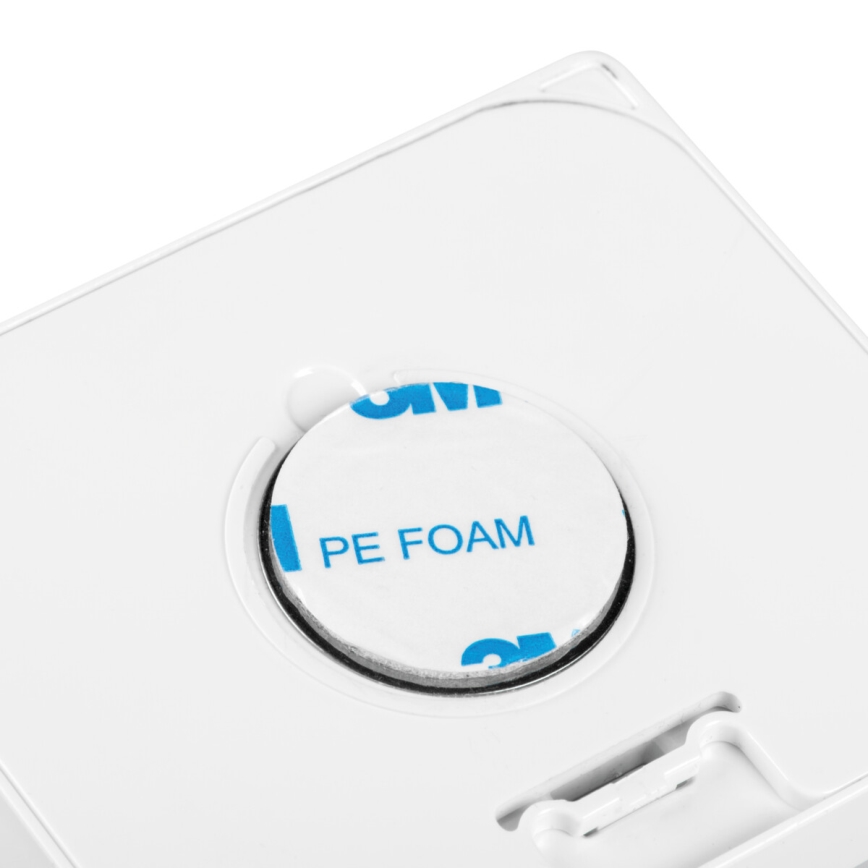 Zabudovateľné LED svietidlo s pohybovým a súmrakovým senzorom IRS LED/0,3W/3xAAA IP54 biela