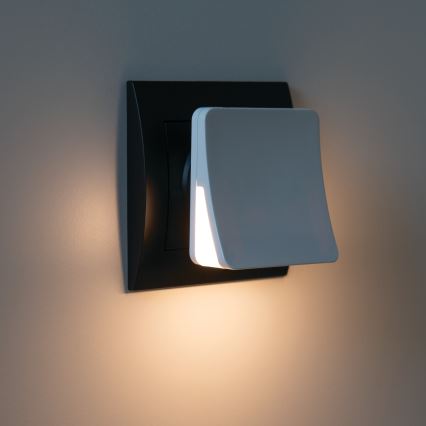 LED orientačné svietidlo do zásuvky so senzorom súmraku HOFI LED/0,28W/230V biela