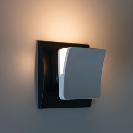 LED orientačné svietidlo do zásuvky so senzorom súmraku HOFI LED/0,28W/230V biela