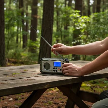 Kempingové rádio so kľukou, solárnym panelom a LED baterkou s funkciou powerbanky 5V/3xAAA/2000 mAh IPX4 zelená