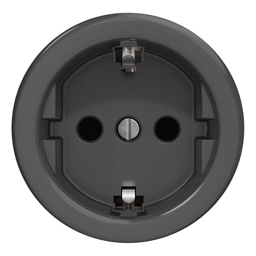 Sieťová zásuvka je zobrazená spredu. Je tmavosivá, okrúhla, s dvoma otvormi pre kolíky a uzemňovacím kolíkom. Zásuvka je osadená na bielom pozadí.