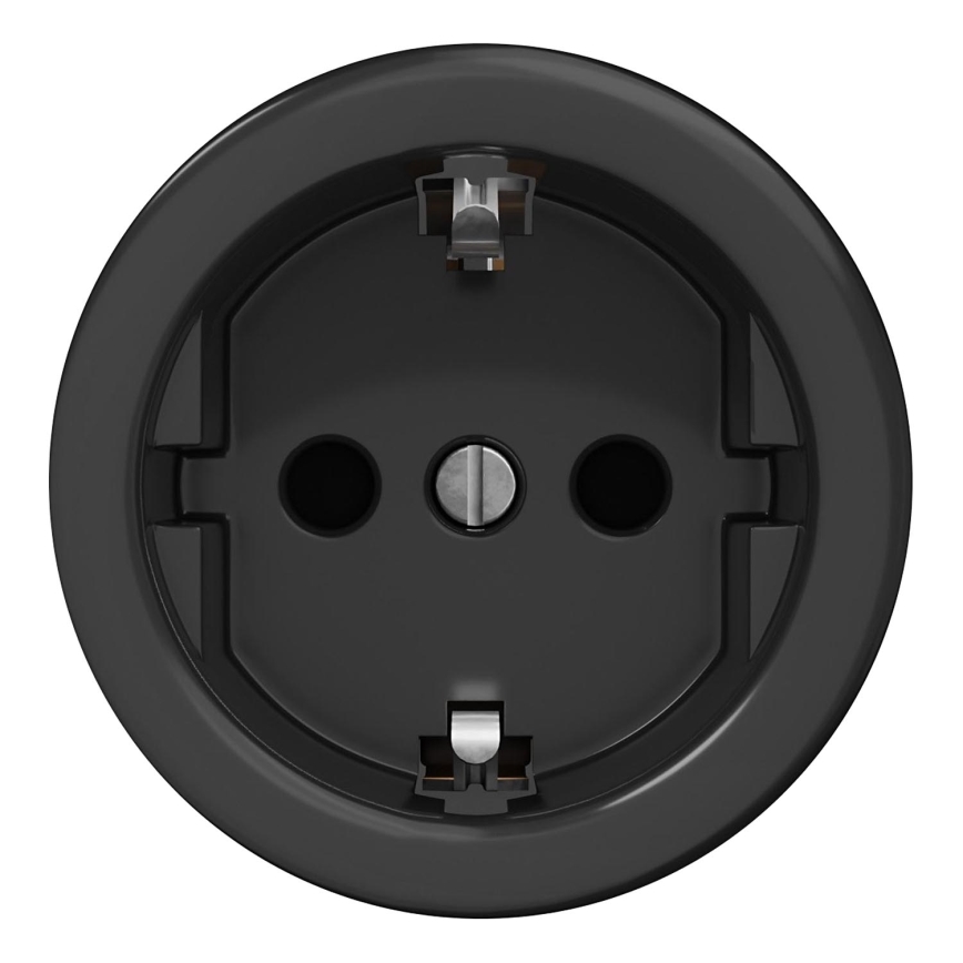 Čierna elektrická zásuvka s dvoma otvormi a uzemnením je pripravená na pripojenie spotrebiča. Nachádza sa na bielom pozadí.