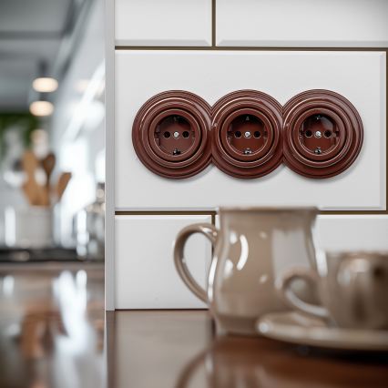 Kliklap - Trojitá retro zásuvka do domácnosti s rámikom SCHUKO 230V hnedá