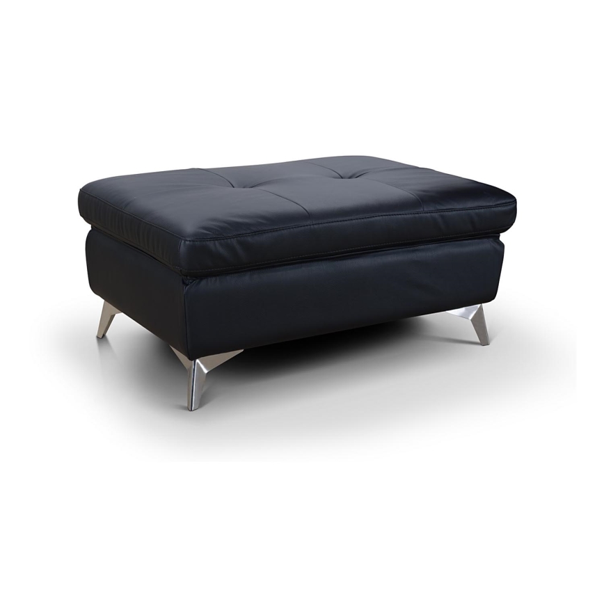 Čierny kožený taburet s prešívaným povrchom a kovovými nožičkami stojí na bielom pozadí.