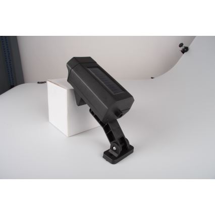 LED maketa bezpečnostnej kamery so senzorom a solárnym panelom LED/5W/5,5V 800 mAh IP65 + diaľkové ovládanie