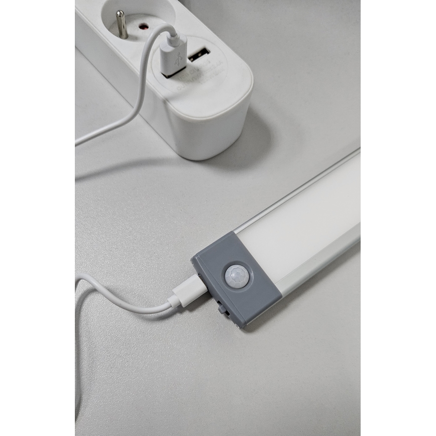 LED Nabíjacie osvetlenie nábytku so senzorom LED/2,5W/5V USB 800 mAh 4200K 32,5 cm