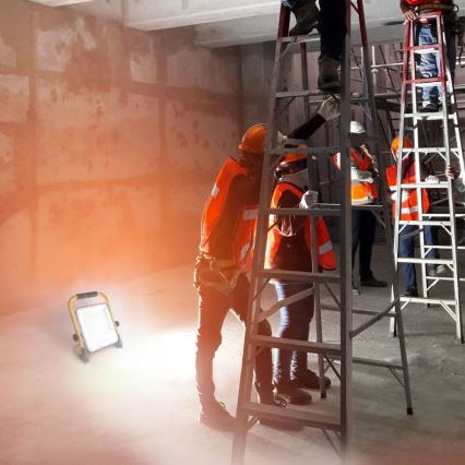 LED nabíjateľný reflektor so stojanom LED/50W/3,2V 4500K 10000 mAh IP65 oranžový