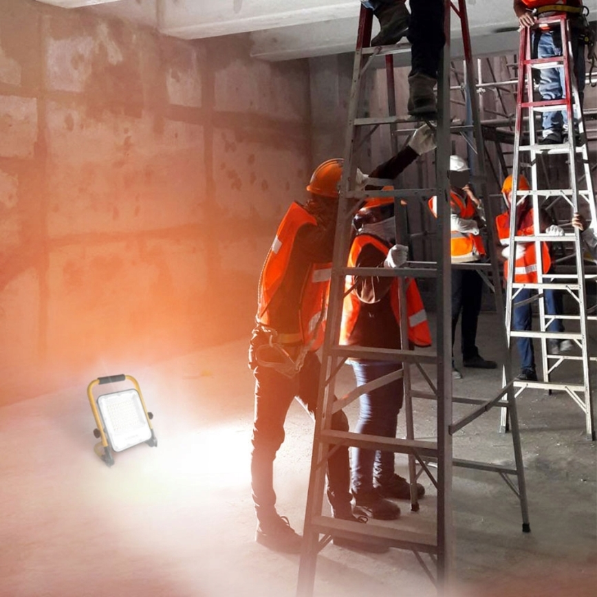 LED nabíjateľný reflektor so stojanom LED/50W/3,2V 4500K 10000 mAh IP65 oranžový