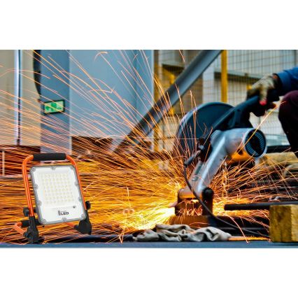 LED nabíjateľný reflektor so stojanom LED/50W/3,2V 4500K 10000 mAh IP65 oranžový