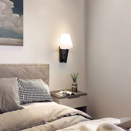 LED nástenné svietidlo s USB portom LED/2W/230V 3000K čierna/biela