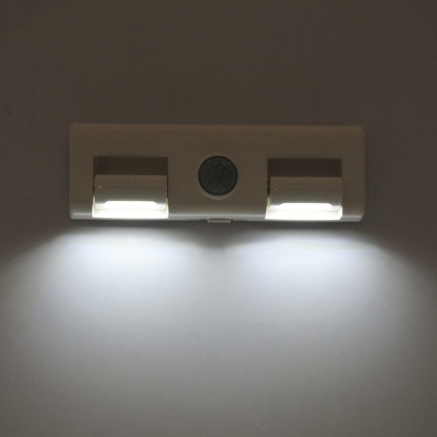 LED Nástenné svietidlo so senzorom LED/3xAA/4,5V