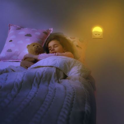 LED Nočné svetlo so senzorom súmraku do zásuvky 2xUSB LED/0,45W/230V 3000K