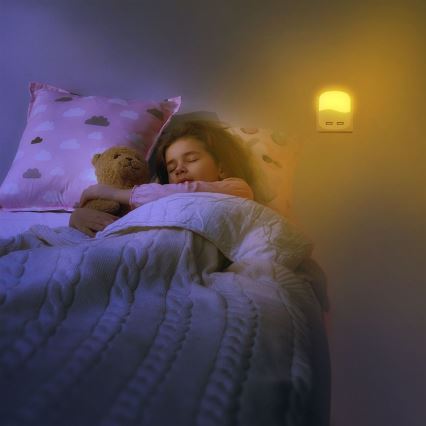 LED Nočné svetlo so senzorom súmraku do zásuvky 2xUSB LED/0,45W/230V 4000K