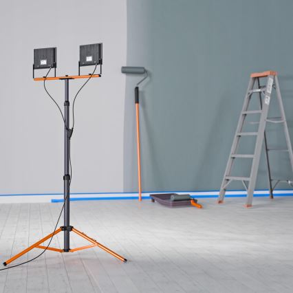 LED reflektor s stojanom 2xLED/50W/230V 4500K IP65 čierna/oranžová