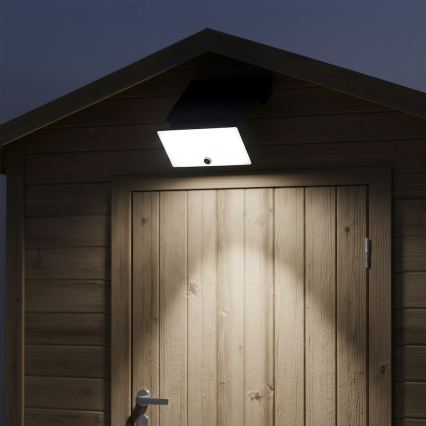 LED reflektor so senzorom a solárnym panelom FUJI LED/8W/3,7V 2000 mAh IP44
