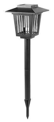 Solárny lapač hmyzu s LED svetlom je zapichnutý do zeme. Má štvorcovú hlavicu s integrovaným solárnym panelom a mriežkou na chytanie hmyzu. Stojí na bielom pozadí.