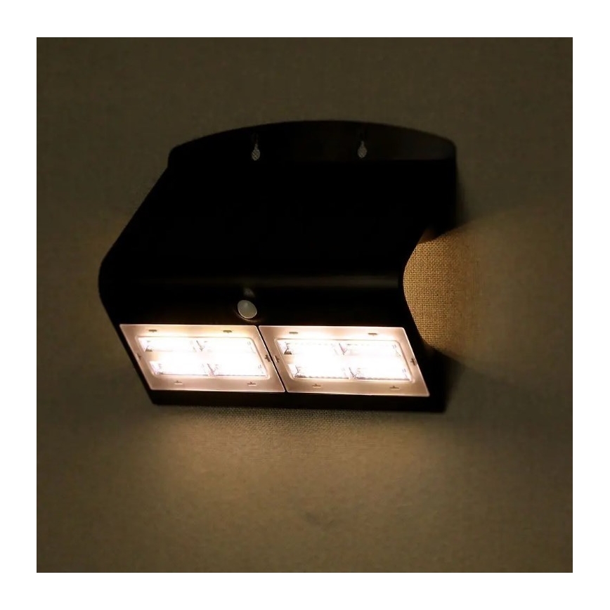 LED Solárne nástenné svietidlo so senzorom LED/7W/3,7V 4000K IP65 4000 mAh čierna