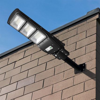LED Stmievateľná solárna pouličná lampa so senzorom pohybu a súmraku LED/12W/3,2V 6000K IP65 10000 mAh čierna + diaľkové ovládanie