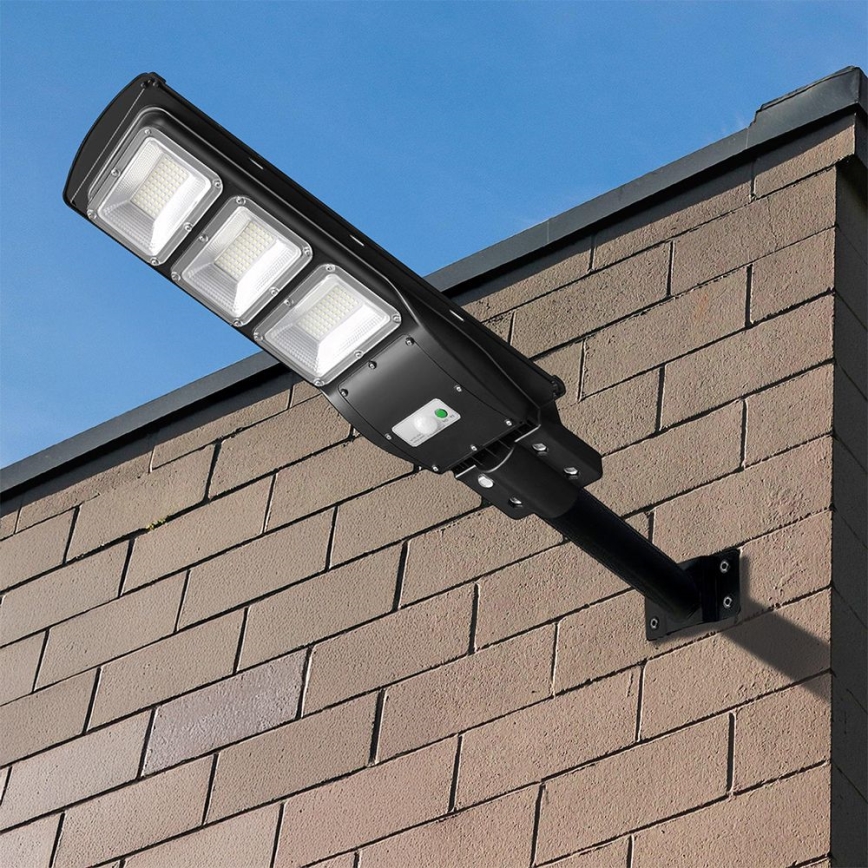 LED Stmievateľná solárna pouličná lampa so senzorom pohybu a súmraku LED/12W/3,2V 6000K IP65 10000 mAh čierna + diaľkové ovládanie