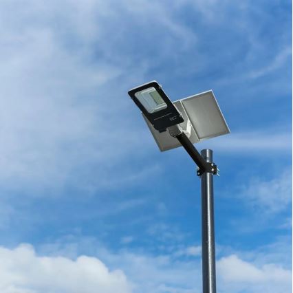 LED Stmievateľná solárna pouličná lampa LED/50W/6,4V 4000K IP65 50000 mAh + diaľkové ovládanie