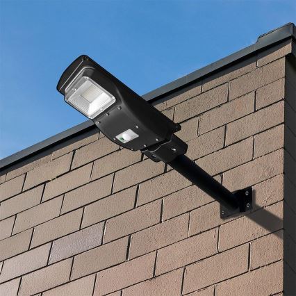 LED Stmievateľná solárna pouličná lampa so senzorom pohybu a súmraku LED/6W/3,2V 6000K IP65 5000 mAh čierna + diaľkové ovládanie