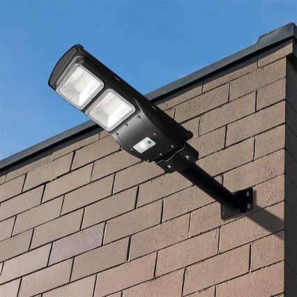 LED Stmievateľná solárna pouličná lampa so senzorom pohybu a súmraku LED/8W/3,2V 6000K IP65 9000 mAh čierna + diaľkové ovládanie