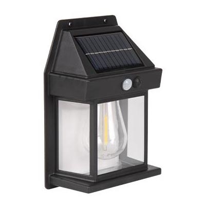 Solárny nástenný svietiaci senzor svieti. Svietidlo je čierne, obdĺžnikové s horným solárnym panelom a LED žiarovkou vo vnútri. Je umiestnené na bielom pozadí.