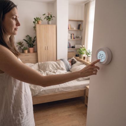 Manuálny izbový termostat 230 V/6 A, napájanie 2× AA, biely