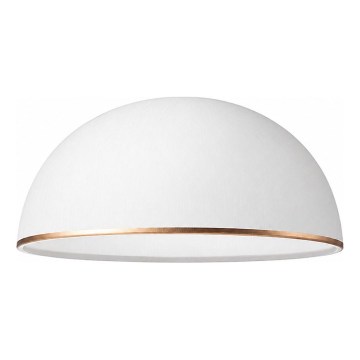 Biela polguľová lampa s tenkým zlatým lemom visí na bielom pozadí.