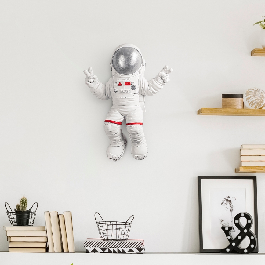 Nástenná dekorácia 47x35 cm astronaut strieborná