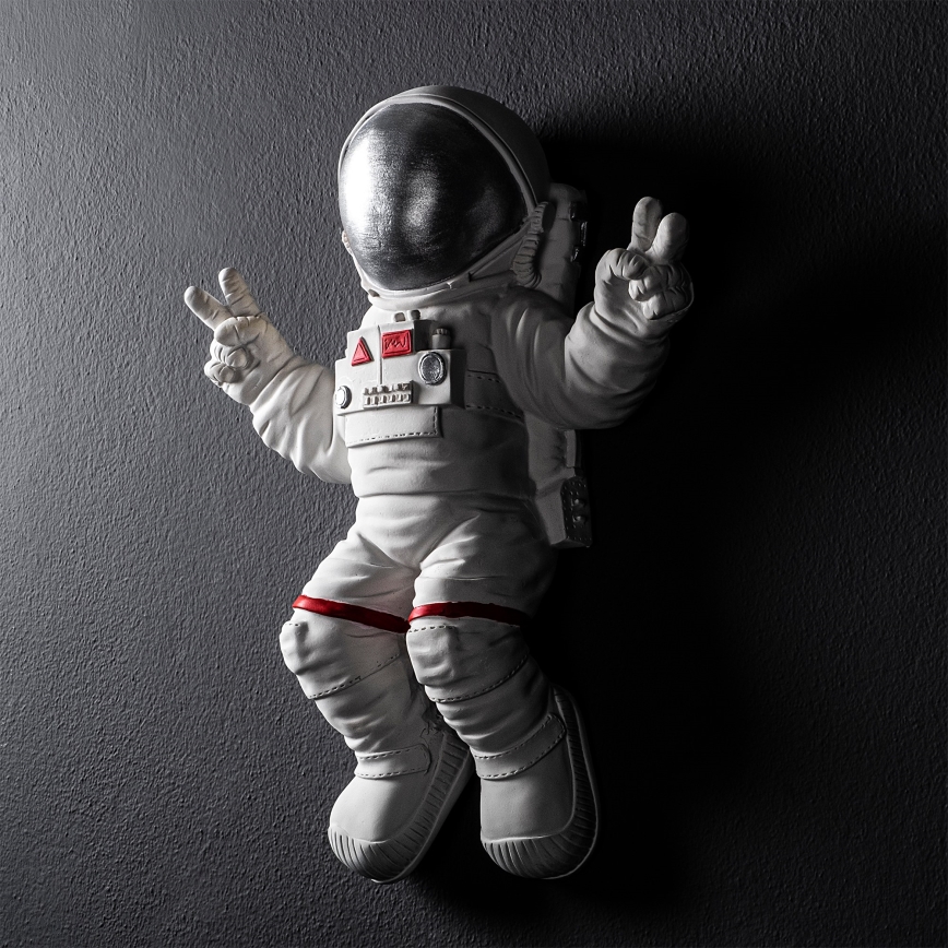 Nástenná dekorácia 47x35 cm astronaut strieborná