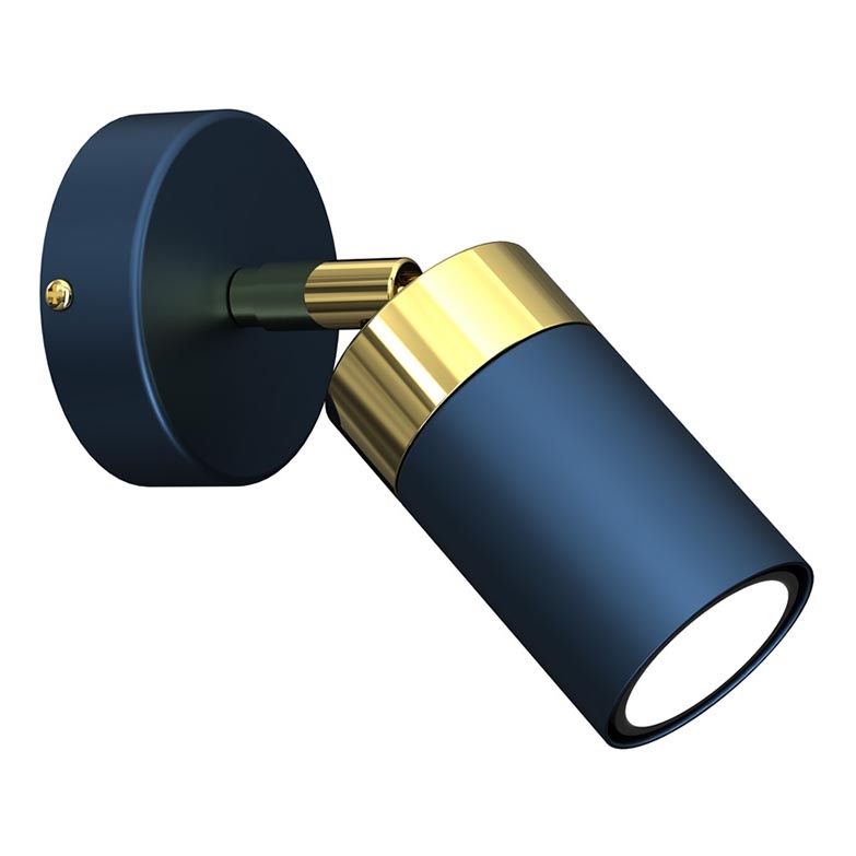 Nástená lampa s valcovým tienidlom tmavomodrej farby a zlatým prstencom svieti. Lampa je pripevnená k stene okrúhlou tmavomodrou základňou.