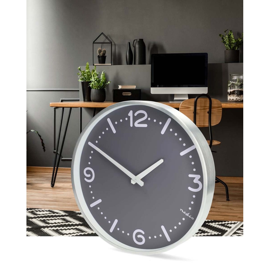 Nástenné hodiny, priemer 30,5 cm, napájanie 1× AA, matný chróm