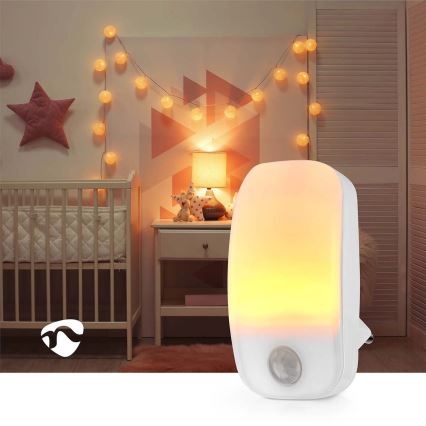 LED Orientačné svietidlo so senzorom pohybu a súmraku do zásuvky LED/0,55W/230V biela