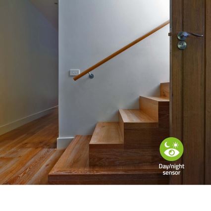 LED Orientačné svietidlo so senzorom pohybu a súmraku do zásuvky LED/0,55W/230V biela