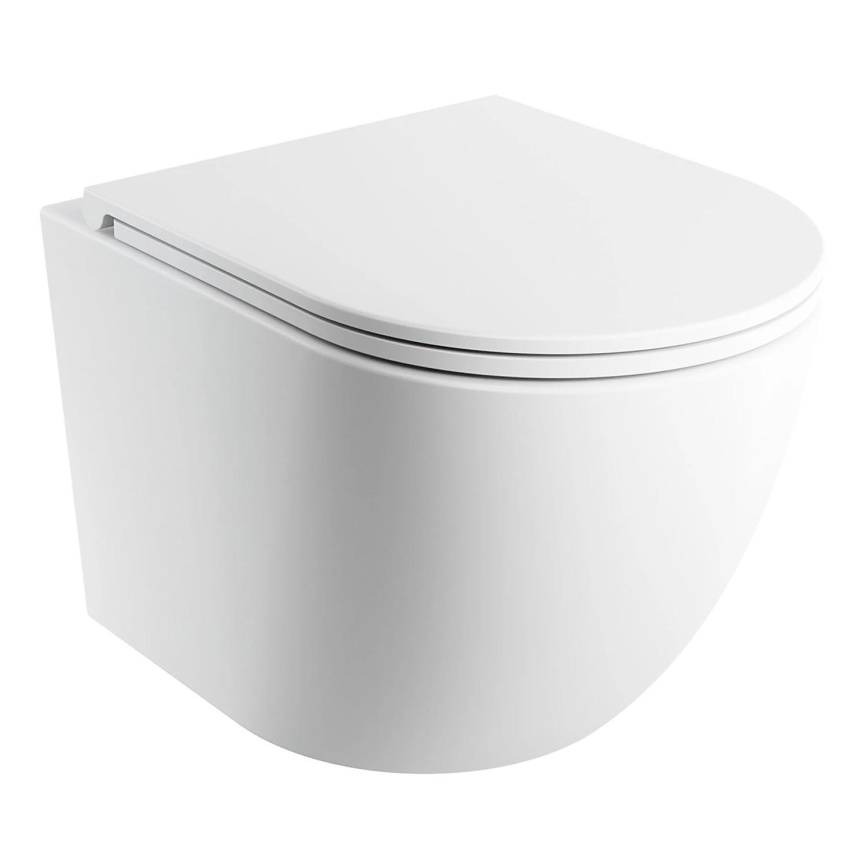 Závesná biela toaleta s uzavretým vekom je zobrazená na bielom pozadí. Toaleta má zaoblený tvar a je umiestnená v profile.