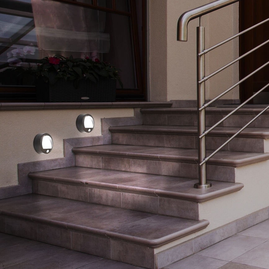 LED Vonkajšie nástenné svietidlo so senzorom LED/1,5W/3xAA IP44 čierna