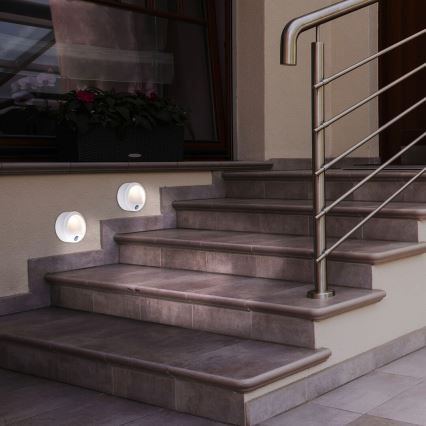 LED Vonkajšie nástenné svietidlo so senzorom LED/1,5W/3xAA IP44 biela