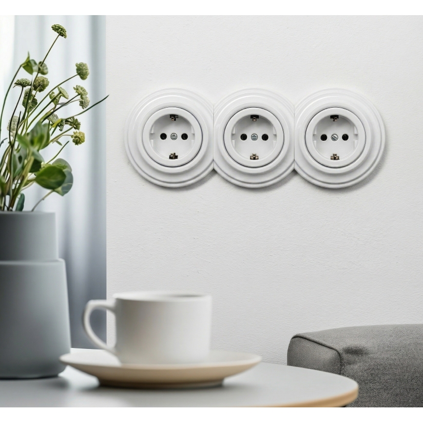 Reblig - trojitá retro domová zásuvka s rámčekom SCHUKO 230 V, snehovo biela